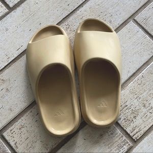 Yeezy Slides Desert Bone Size 6